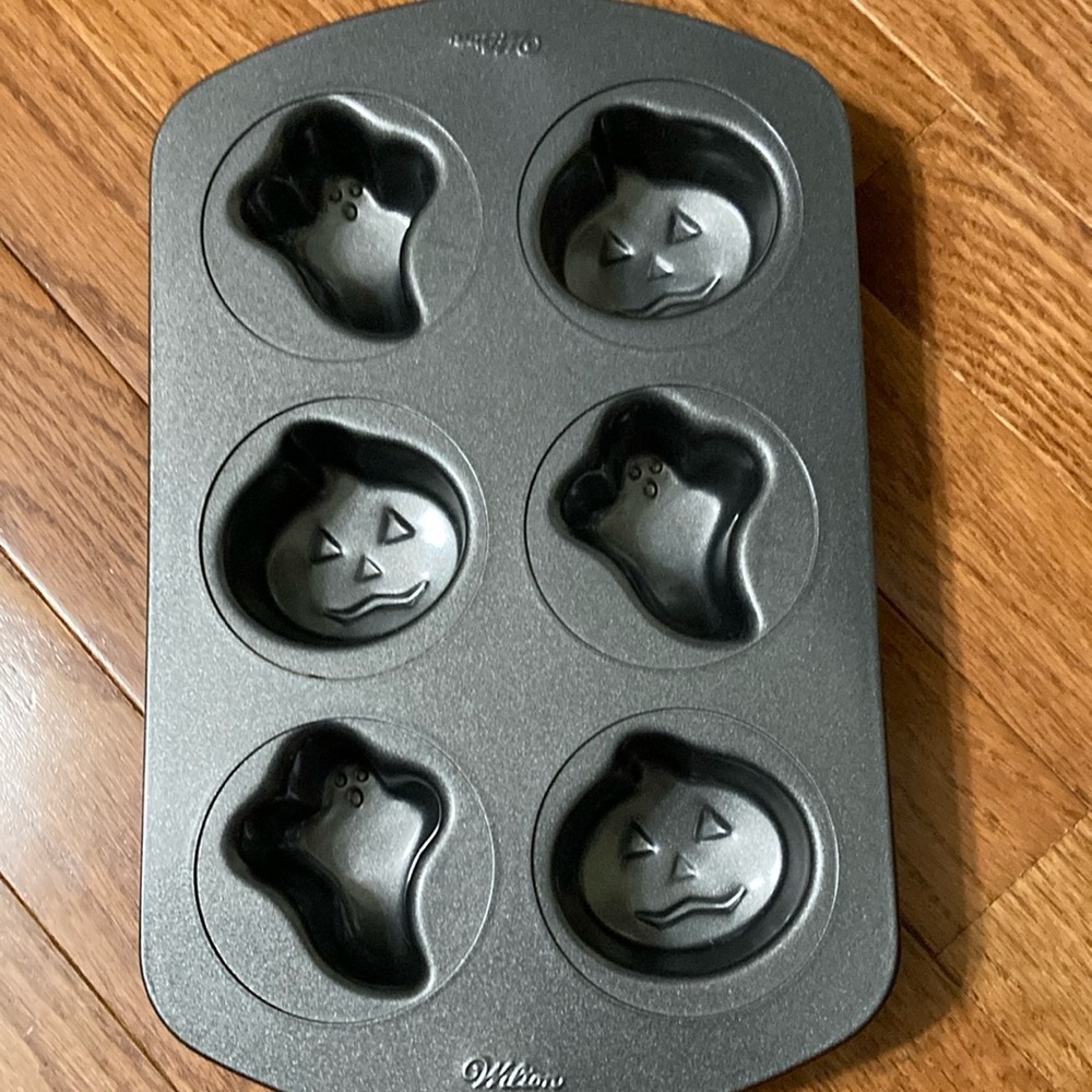 Wilton  HALLOWEEN NOVELTY BAKING PAN/MOLDS